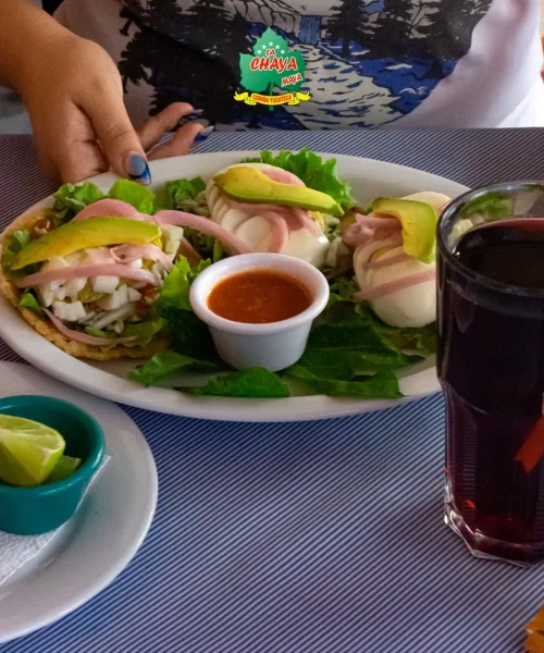 Platillo tradicional yucateco los salbutes y panuchos