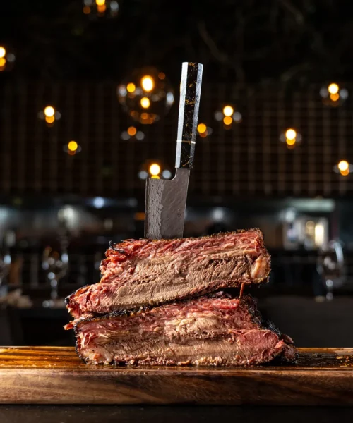 pedazo de carne de res con un cuchillo del restaurante sonora grill