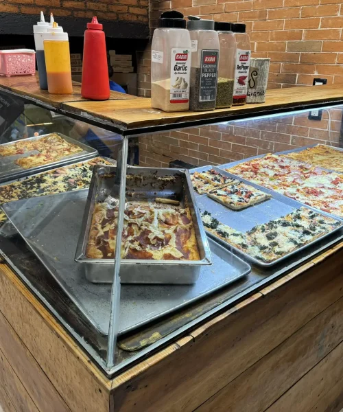 rebanadas de pizzas en las mejores pizzerías en playa del carmen