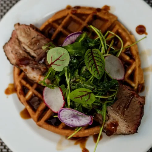 waffle con brisket en pizca de sal