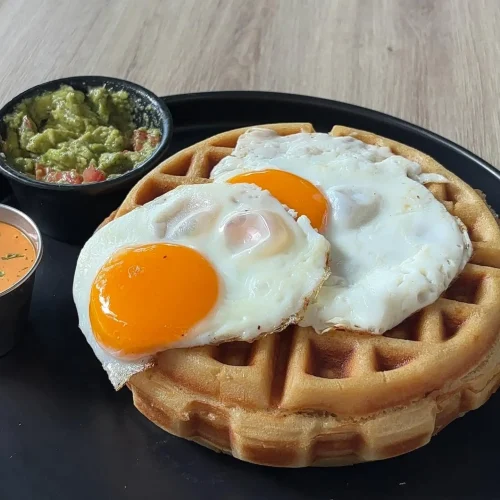 Waffles con huevo desayuno nutritivo en mérida restaurante marcelo